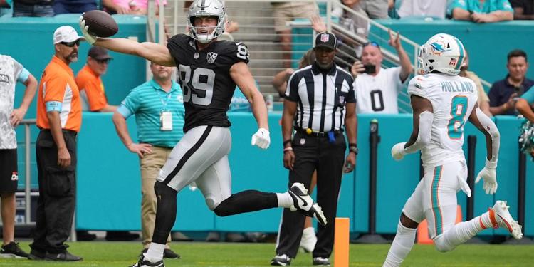 Raiders' Brock Bowers sets NFL rookie tight end record with 13 catches versus Dolphins Raiders' Brock Bowers sets NFL rookie tight end record with 13 catches versus Dolphins
