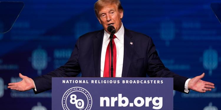 Trump pledges to defend Christianity against the left, which he says wants ‘to tear down crosses’ Trump pledges to defend Christianity against the left, which he says wants ‘to tear down crosses’