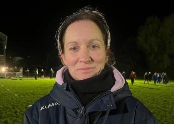 Former England Rugby Captain Coaches Girls’ Team Former England Rugby Captain Coaches Girls’ Team