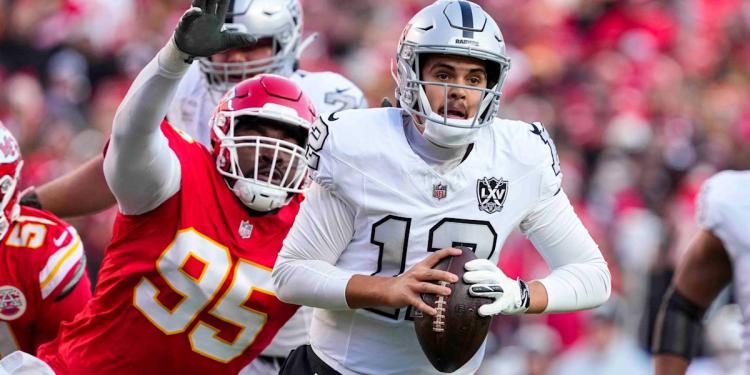 Chiefs fend off Raiders' upset bid after Las Vegas blows potential game-winning field goal chance Chiefs fend off Raiders' upset bid after Las Vegas blows potential game-winning field goal chance