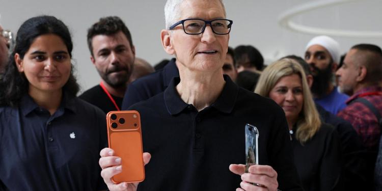 US Labor Board dismisses claim against Apple’s CEO US Labor Board dismisses claim against Apple’s CEO