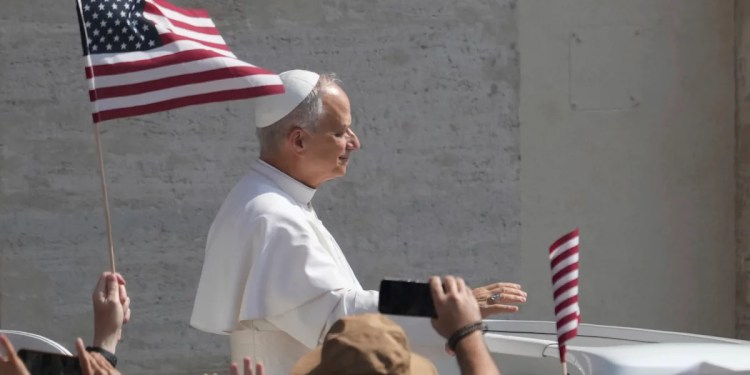 Pope Leo XIV shows off his White Sox fandom at weekly general audience Pope Leo XIV shows off his White Sox fandom at weekly general audience