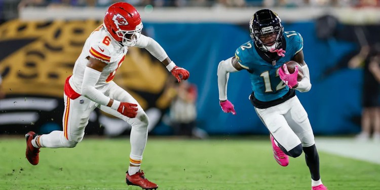 Travis Hunter Makes Catch, Suffers Injury Scare Travis Hunter Makes Catch, Suffers Injury Scare