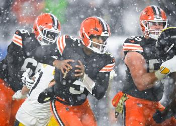 Browns gut out dramatic snow-covered win over Steelers with last-minute TD drive Browns gut out dramatic snow-covered win over Steelers with last-minute TD drive