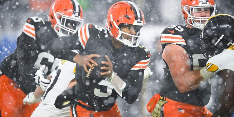 Browns gut out dramatic snow-covered win over Steelers with last-minute TD drive Browns gut out dramatic snow-covered win over Steelers with last-minute TD drive