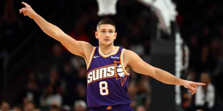 Phoenix Suns Struggle Offensively Without Booker and Green in First Half Phoenix Suns Struggle Offensively Without Booker and Green in First Half