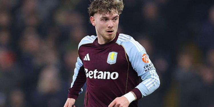 Elliott to stay with Villa Elliott to stay with Villa