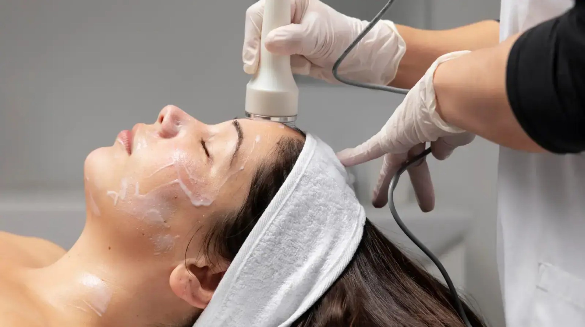 Medifacials vs parlour facials: Dermatologist explains the difference for your skin Medifacials vs parlour facials: Dermatologist explains the difference for your skin