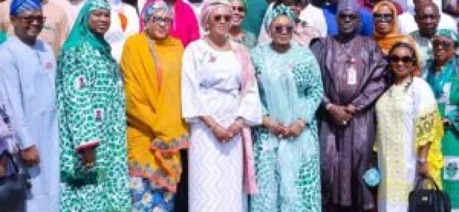 2026: Tinubu’s wife unveils Nigeria’s first baby, presents birth certificate 2026: Tinubu’s wife unveils Nigeria’s first baby, presents birth certificate