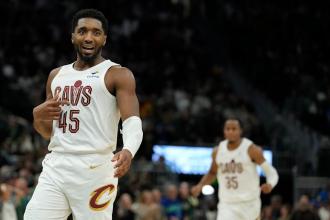 Donovan Mitchell sinks game-winner to maintain Cavaliers undefeated, ship Bucks to 1-5 begin Donovan Mitchell sinks game-winner to maintain Cavaliers undefeated, ship Bucks to 1-5 begin