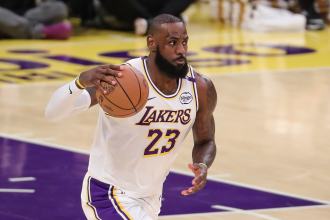 LeBron James returns from absence, foot injury to help lead Lakers past Grizzlies LeBron James returns from absence, foot injury to help lead Lakers past Grizzlies