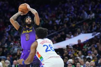 Lakers lose Anthony Davis to abdominal injury, blown out by 76ers team playing without Joel Embiid, Paul George Lakers lose Anthony Davis to abdominal injury, blown out by 76ers team playing without Joel Embiid, Paul George