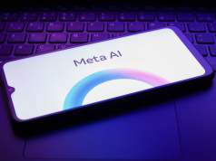 Meta elimina perfiles de Instagram y Facebook impulsados por IA tras polémica Teléfono móvil con la pantalla encendida mostrando el logotipo de 'Meta AI', colocado sobre un teclado de computadora iluminado con luces de color púrpura, creando un ambiente tecnológico y moderno.