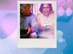 Los videojuegos conquistan a los adultos mayores: 57 millones de personas mayores de 50 años juegan regularmente Una pareja de personas mayores sonríe y se divierte mientras juega con mandos de consola, con un filtro retro y un fondo de colores vibrantes estilo gamer.