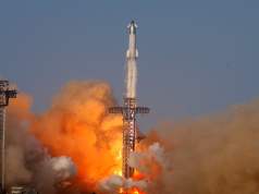 México amenaza con demandar a SpaceX por escombros de explosiones de cohetes Cohete espacial despegando desde una plataforma de lanzamiento, rodeado de una intensa nube de humo y fuego en la base, mientras asciende verticalmente hacia el cielo despejado