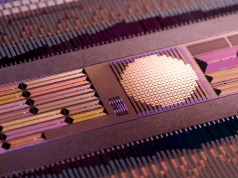 El chip Taara desafía la fibra óptica con transmisión inalámbrica de 20 Gbps Primer plano del chip fotónico de silicio desarrollado por Taara, diseñado para transmitir datos a alta velocidad mediante la manipulación óptica de la luz.