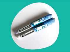 Ozempic podría estar relacionado con un menor riesgo de Alzheimer Fotografía de dos plumas inyectables de medicamento sobre un fondo blanco con borde irregular, enmarcado por un fondo verde. Los dispositivos son de color azul con etiquetas que indican una dosis de 1 mg y están equipados con agujas, lo que sugiere su uso médico, posiblemente para el tratamiento de diabetes u obesidad.