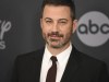 Disney+ colapsa mientras usuarios huyen en masa tras la suspensión de Kimmel Hombre con barba y cabello corto vestido con traje oscuro, camisa blanca y corbata burdeos, posando frente a un fondo con logotipos de Disney y ABC.