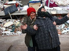 Google falló al no advertir a 10 millones de personas sobre la severidad del terremoto de Turquía Mujeres llorando frente a los escombros de un edificio colapsado tras un desastre, expresando dolor y desesperación.