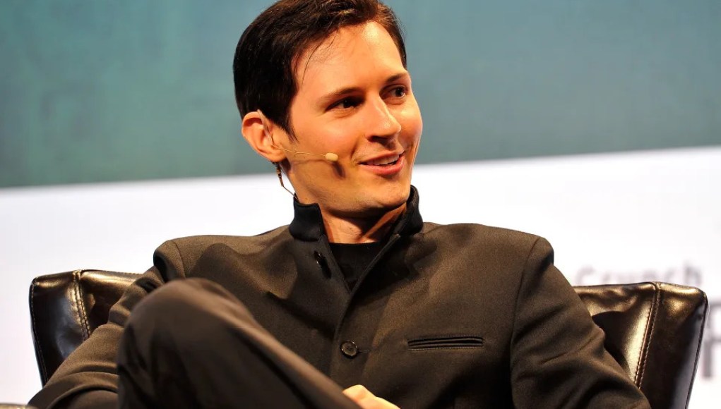 La imagen muestra a Pavel Durov, el CEO de Telegram, sentado en un sillón durante una conferencia o entrevista. Viste un traje oscuro y lleva un micrófono de diadema en la oreja izquierda. Durov está sonriendo ligeramente mientras mira hacia un lado, proyectando una expresión relajada y confiada. El fondo de la imagen es borroso, lo que hace que el enfoque principal sea él mismo. La imagen muestra a Pavel Durov, el CEO de Telegram, sentado en un sillón durante una conferencia o entrevista. Viste un traje oscuro y lleva un micrófono de diadema en la oreja izquierda. Durov está sonriendo ligeramente mientras mira hacia un lado, proyectando una expresión relajada y confiada. El fondo de la imagen es borroso, lo que hace que el enfoque principal sea él mismo.