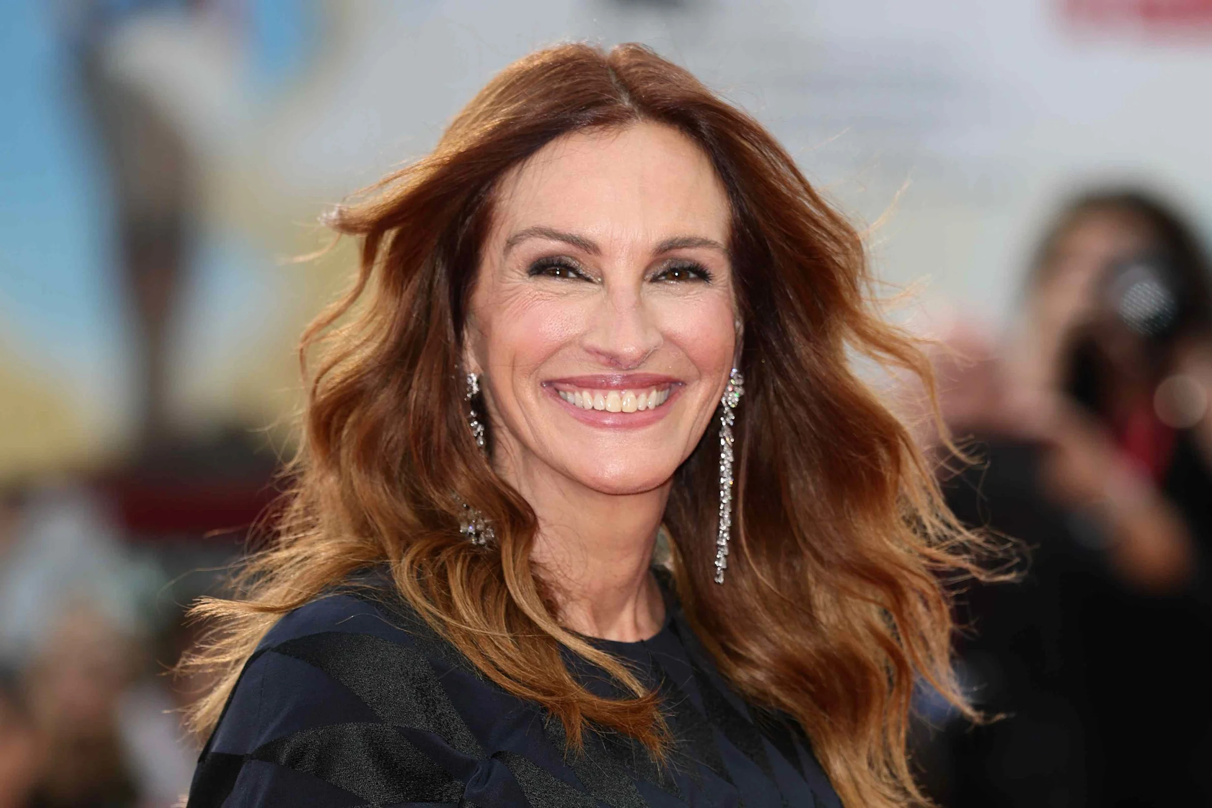 Julia Roberts Goes Pantsless in a Funky Sweater Dress and a Pamela Anderson-Coded Updo Julia Roberts Goes Pantsless in a Funky Sweater Dress and a Pamela Anderson-Coded Updo