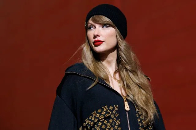 Taylor Swift Goes Pantsless in a Bejeweled Corset and Basically Nothing Else Taylor Swift Goes Pantsless in a Bejeweled Corset and Basically Nothing Else
