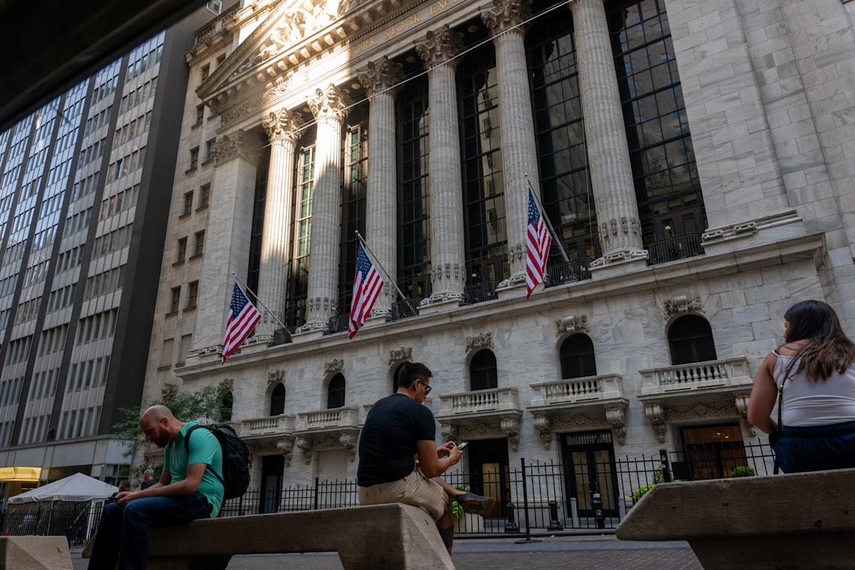 Dow, S&P 500, Nasdaq fall after back-to-back losses, jobless claims dip Dow, S&P 500, Nasdaq fall after back-to-back losses, jobless claims dip