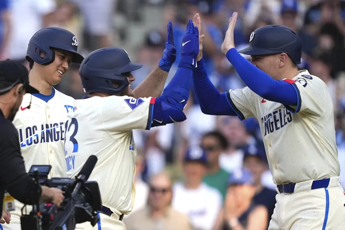 Muncy hits 2 homers, Dodgers crush Yankees 18-2 Muncy hits 2 homers, Dodgers crush Yankees 18-2