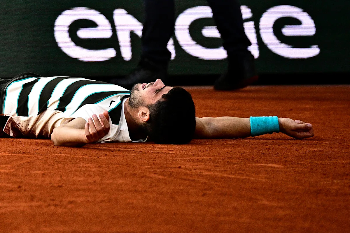 French Open men’s final results: Carlos Alcaraz outlasts Jannik Sinner in grueling 5-hour match after stunning comeback French Open men’s final results: Carlos Alcaraz outlasts Jannik Sinner in grueling 5-hour match after stunning comeback