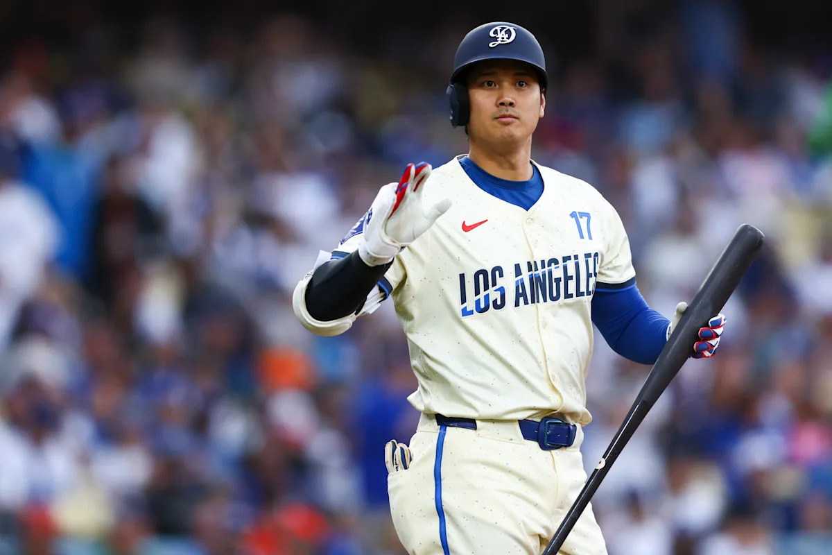 Shohei Ohtani hits 2 HR, Clayton Kershaw pitches 7 scoreless innings as Dodgers regain 1st place over Giants Shohei Ohtani hits 2 HR, Clayton Kershaw pitches 7 scoreless innings as Dodgers regain 1st place over Giants
