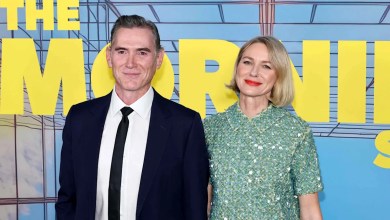 Naomi Watts and her husband Billy Crudup hold hands during a rare and elegant meeting party Naomi Watts and her husband Billy Crudup hold hands during a rare and elegant meeting party
