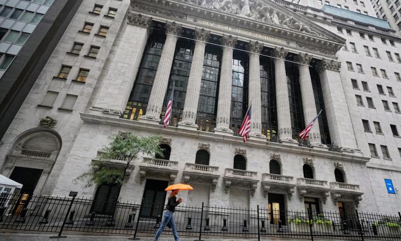 Dow, S&P 500, Nasdaq bounce but end turbulent week with sharp losses Dow, S&P 500, Nasdaq bounce but end turbulent week with sharp losses