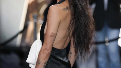 The LBD completely without back of Zoë Kravitz has an unusual pussy track and a slit at high height The LBD completely without back of Zoë Kravitz has an unusual pussy track and a slit at high height