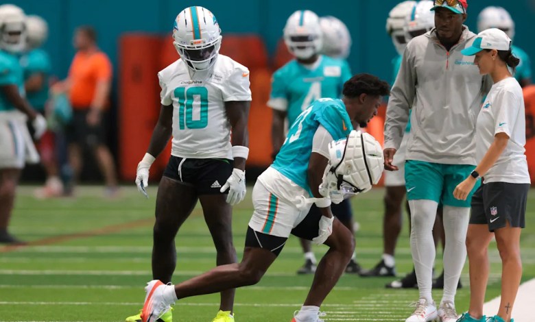 The veteran of the Dolphins CB leaves the first practice of the training camp on crutches The veteran of the Dolphins CB leaves the first practice of the training camp on crutches