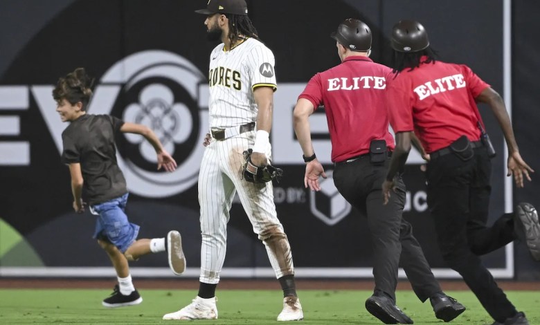 Safety of the crowd Boos Padres to tackle the young fan who ran on the field during the match Safety of the crowd Boos Padres to tackle the young fan who ran on the field during the match