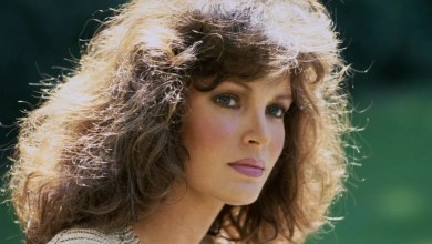 ‘Charlie’s Angels’ Star Jaclyn Smith, 80, Cuddles Her Lookalike and Manages to Look Younger Than Him ‘Charlie’s Angels’ Star Jaclyn Smith, 80, Cuddles Her Lookalike and Manages to Look Younger Than Him