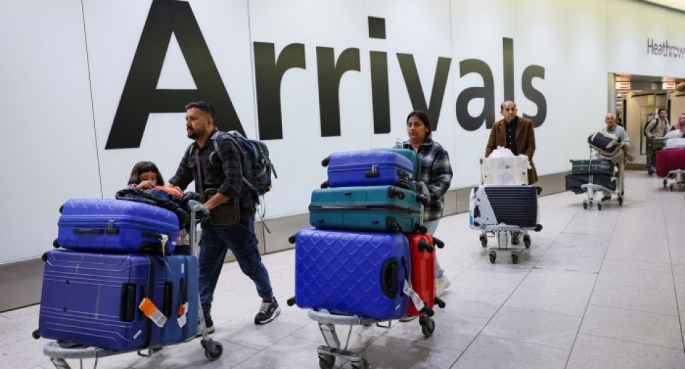 UK ministers launch investigation into blaze that shut Heathrow UK ministers launch investigation into blaze that shut Heathrow