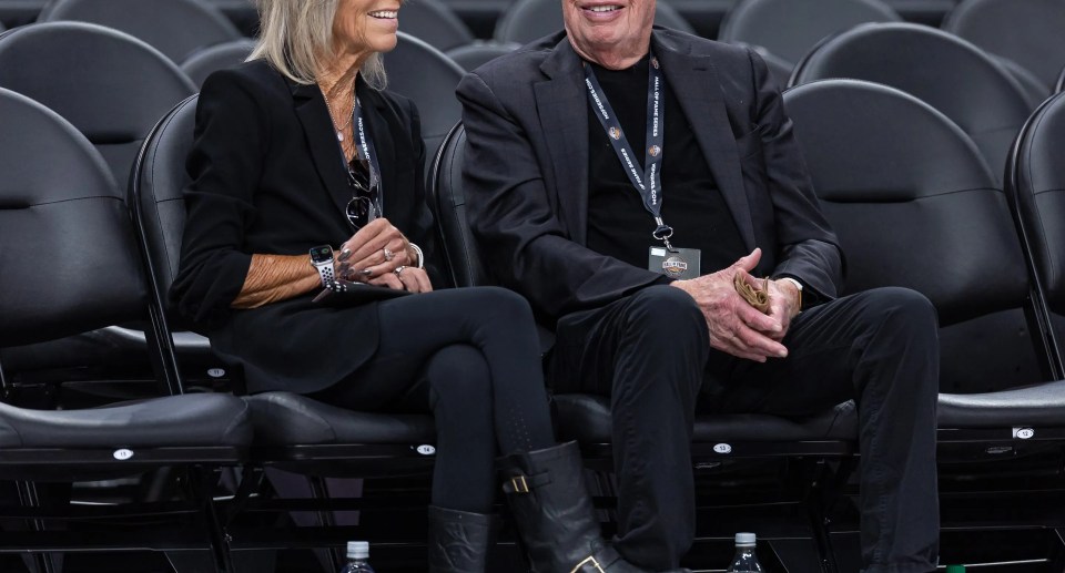 Nike’s founder, a Walmart heiress, and the owner of the Dallas Cowboys are among the billionaires bankrolling March Madness Sweet 16 schools Nike’s founder, a Walmart heiress, and the owner of the Dallas Cowboys are among the billionaires bankrolling March Madness Sweet 16 schools