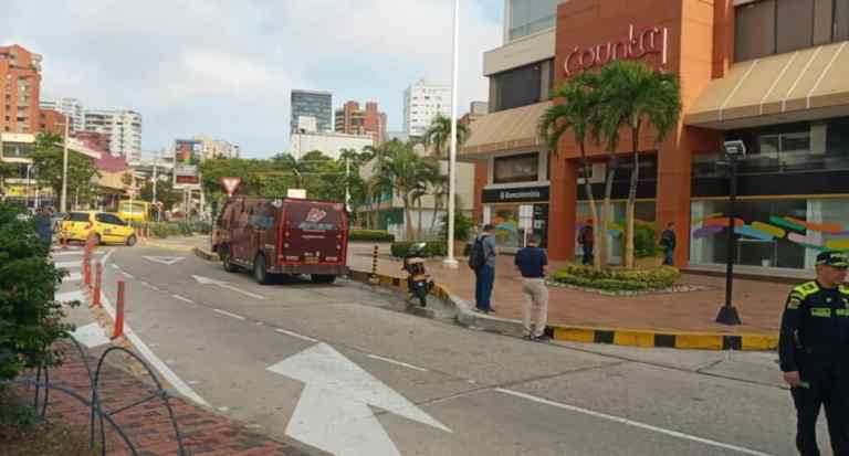 Frustran asalto a camión de valores en cajeros del Country Plaza: dos heridos Frustran asalto a camión de valores en cajeros del Country Plaza: dos heridos