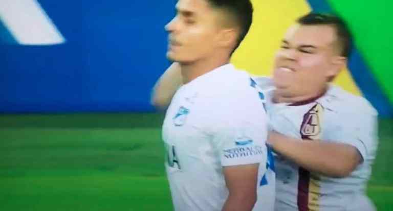 Hincha invadió la cancha en Ibagué y agredió a jugador de Millonarios Hincha invadió la cancha en Ibagué y agredió a jugador de Millonarios