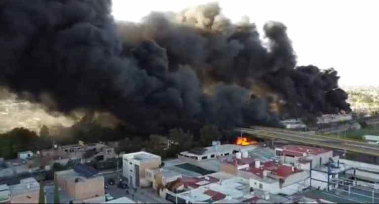 Voraz incendio en México: tren embistió carrotanque y evacuaron 120 casas Voraz incendio en México: tren embistió carrotanque y evacuaron 120 casas