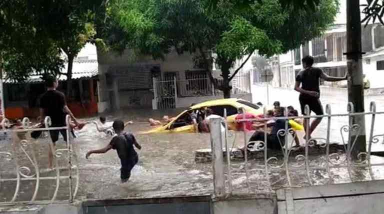 Los angustiosos momentos del rescate de dos jóvenes en taxi arrastrado por arroyo en Las Palmas Los angustiosos momentos del rescate de dos jóvenes en taxi arrastrado por arroyo en Las Palmas