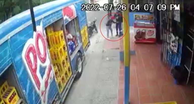 Ladrones en moto asaltaron a trabajadores de camión repartidor de gaseosas en Malambo Ladrones en moto asaltaron a trabajadores de camión repartidor de gaseosas en Malambo