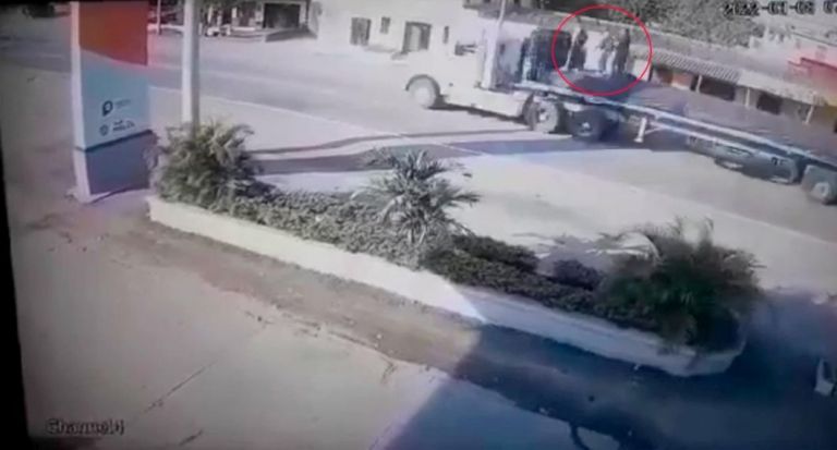 Hincha del Junior cayó de tractomula y murió arrollado por un camión Hincha del Junior cayó de tractomula y murió arrollado por un camión