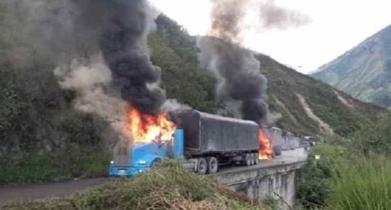Hombres armados quemaron siete tractomulas en Norte de Santander Hombres armados quemaron siete tractomulas en Norte de Santander