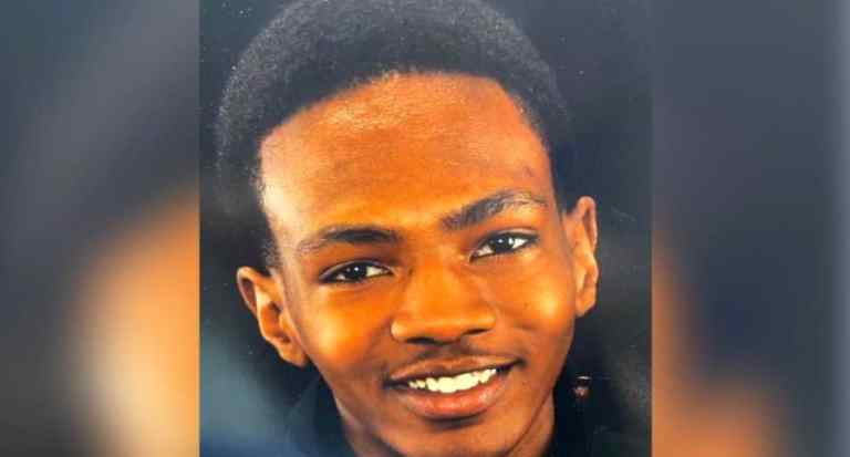 De 60 disparos ocho policías le quitan la vida a joven negro en Ohio, EE.UU. De 60 disparos ocho policías le quitan la vida a joven negro en Ohio, EE.UU.