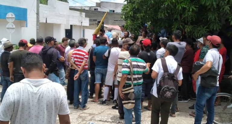 En Baranoa, ‘quematón’ de recibos de luz y contadores, frente a sede de Air-e En Baranoa, ‘quematón’ de recibos de luz y contadores, frente a sede de Air-e