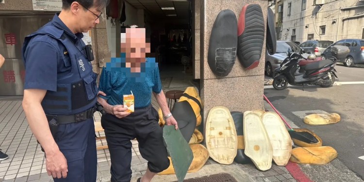 失智老翁跌坐路邊身體不適 熱心警察助其返家 失智老翁跌坐路邊身體不適 熱心警察助其返家