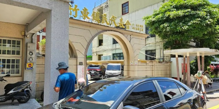 土地鑑界測量遭水泥車擦撞 竹東地政人員堅守崗位展現敬業精神 土地鑑界測量遭水泥車擦撞 竹東地政人員堅守崗位展現敬業精神