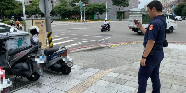 第六分局警全面施行違停逕舉標示單電子化 簡化員警掣單流程與避免舉發錯誤 第六分局警全面施行違停逕舉標示單電子化 簡化員警掣單流程與避免舉發錯誤